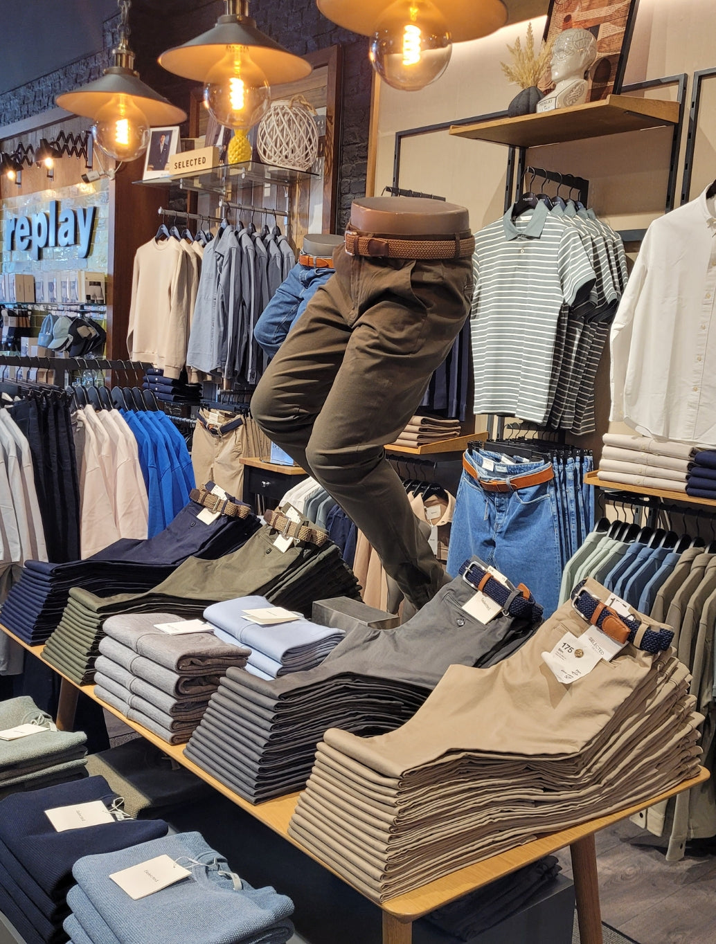 Smart casual outfit for men with Oxford shirt, jeans and trainers.