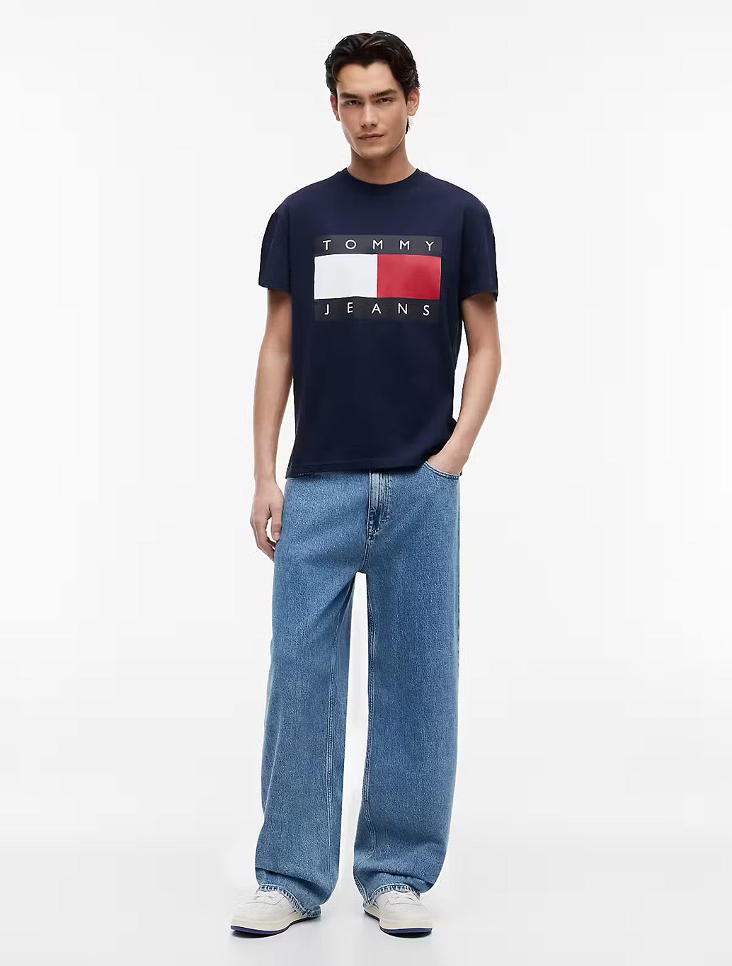 Tommy Jeans Flag Badge T-Shirt in Navy